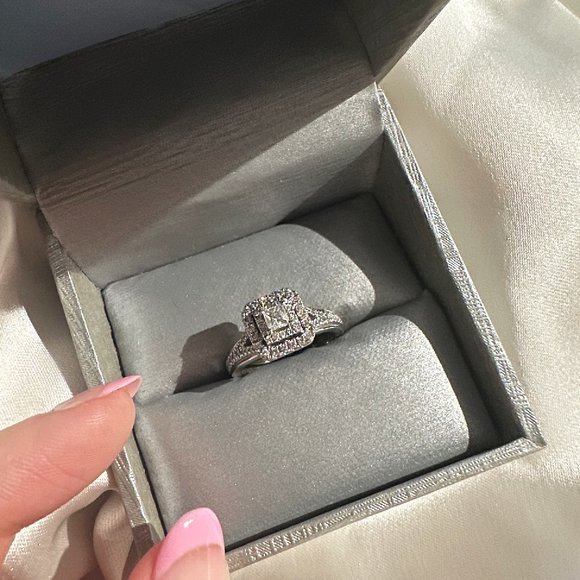Vera Wang Engagement Ring ORG. $2,559 - Picture 2 of 4